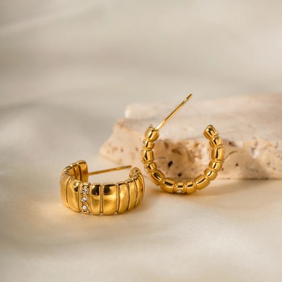 18K Gold Plated Hoop Earrings*Huggie Earrings* - Picture 5 of 6